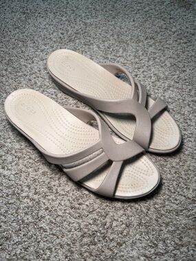Crocs Sanrah Strappy Wedge Sandals Womens Size 11 Beige Dual Comfort Slides